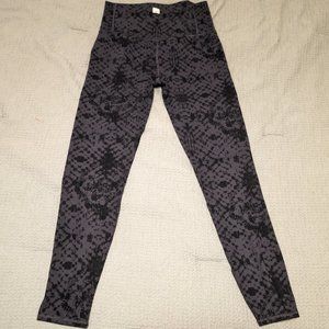 Vuori Black Gray Printed High Rise 7/8 Medium Athletic Leggings